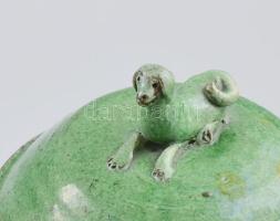 Háromlábú fazék tetején kutya díszítéssel. Mázas cserép, kézzel festett XX. sz eleje. 29x24 cm Kis l...