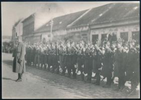 A Nemzeti Hadsereg bevonulása Makóra, 1919. aug. 5., a hátoldalon feliratozott fotó, későbbi előhívás, 16x11,5 cm