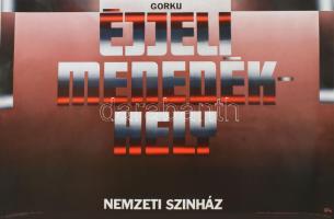 Hencze Tamás (1938-2018): Gorkij: Éjjeli Menedékhely. Plakát, ofszet, papír. Megjelent 800 példányban. Magyar Hirdető. Offset- és Játékkártyanyomda. Lapszéli szakadásokkal. 68×96 cm.