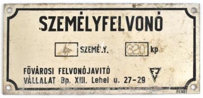 "Személyfelvonó" fém tábla, kopásnyomokkal, 6,5×13 cm