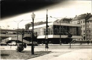 Budapest I. Déli pályaudvar, vasútállomás, automobilok. photo (lyukak / pinholes)