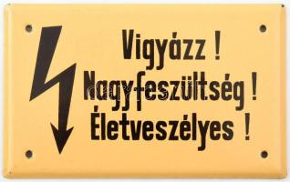 "Vigyázz! Nagyfeszültség! Életveszélyes!", zománcozott fém tábla, jó állapotban, 15,5x9,5 cm