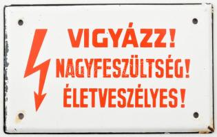 "Vigyázz! Nagyfeszültség! Életveszélyes!", zománcozott fém tábla, kis zománchibákkal, 15,5x9,5 cm