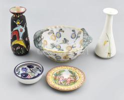5 darab olasz porcelán és kerámia tárgy, közte értékesebb darabokkal, váza, kínáló, tálka. Közte mid-century olasz váza és antik puttó jelenetes majolika tálka. Vegyes méretben, kopással.