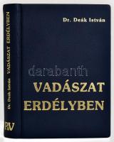 Deák István: Az apróvad és vadászata Erdélyben. Gyöngyös,2005,Pallas Antikvárium. Szövegközti színes képekkel illusztrált. Kiadói aranyozott egészműbőr-kötés, jó állapotban.   Számozott (010./100) példányban.