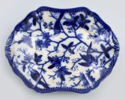 cca 1850 Villeroy & Boch "Fasan" mintás kínáló. Máz alatti kékkel festett, jelzés nélkül, mázrepedéssel, folttal, alján sérüléssel, 32x24 cm