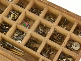 Óraalkatrészek, szortírozó dobozban