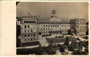 Budapest XI. Az Isteni Megváltó Leányai Budai Szent Margit Tan- és Nevelőintézete, homlokzat. Szent Imre herceg útja 5-7. (fl)