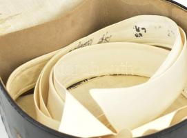 J.M.S.L. Joss keménygallértok, benne 4 különféle gallérral, műbőr borítású vászondoboz, kopott, belü...