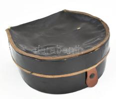 J.M.S.L. Joss keménygallértok, benne 4 különféle gallérral, műbőr borítású vászondoboz, kopott, belü...