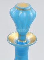 Bécs, 1830 körül, kék opalinüveg italos palack, dugóval, alján becsiszolással, kopott aranyszínű fes...