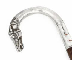 Lófejes ezüst (Ag) fejjel, jelzett masszív ezüst fejjel. (11x12 cm). Rózsafa bottal. Teljes hossza. ...