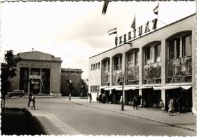 Dunaújváros, Dunapentele, Sztálinváros; Bartók Béla Kulturház, autó. Foto: Horváth Zoltán. Képzőművészeti Alap Kiadóvállalata