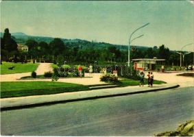 1967 Leányfalu, park. Foto: Dollinger. Képzőművészeti Alap Kiadóvállalata