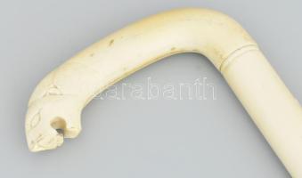 Csont sétabot, faragott oroszlánfejes fogóval, egyik elemen ragasztott töréssel, h: 84 cm / Carved B...
