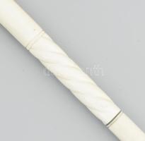 Csont sétabot, faragott oroszlánfejes fogóval, egyik elemen ragasztott töréssel, h: 84 cm / Carved B...