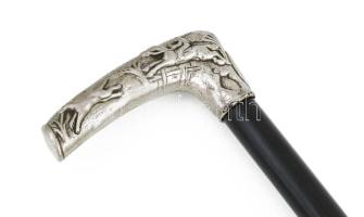 Antik sétabot, ezüstözött vadászmintás fejjel, kopással, h: 94 cm