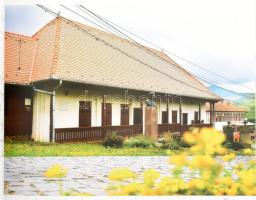 Tamási Áron nyomában Farkaslakán. Tamási Áron idézetek, Jakab Emil fotóival. Székelyudvarhely, 2017,...