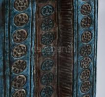 Vén Edit: Hasábváza. Többszínű mázakkal festett kerámia, alján jelzéssel. Kopott, m: 38 cm