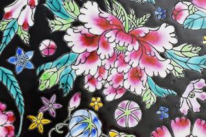 Kínai porcelán hat személyes teás és süteményes készlet. Matricás, jelzett, egy csészén kis repedéss...