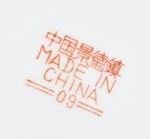 Kínai porcelán hat személyes teás és süteményes készlet. Matricás, jelzett, egy csészén kis repedéss...