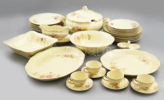 Zsolnay virág mintás étkészlet. Hat személyes, Kézzel festett, jelzett két lapos tányéron hajszálrepedéssel. Hozzá 4 db mokkás csésze, aljjal