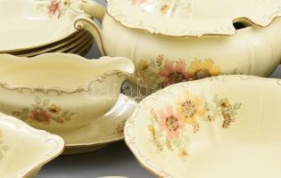 Zsolnay virág mintás étkészlet. Hat személyes, Kézzel festett, jelzett két lapos tányéron hajszálrep...