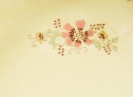 Zsolnay virág mintás étkészlet. Hat személyes, Kézzel festett, jelzett két lapos tányéron hajszálrep...