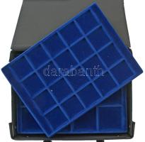 Érmetartó bőrönd kivehető tálcákkal, benne 7x12db 5x5cm-es és 1x20db 3,5x3,5cm-es férőhellyel, haszn...
