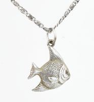Ezüst(Ag) briósszemes nyaklánc hal medállal, jelzett, h: 45,5 cm, 2,3×1,6 cm, nettó: 5 g