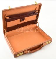 Fából készült aktatáska, számzáras zárral, kis kopásokkal. Működik 45x30 cm