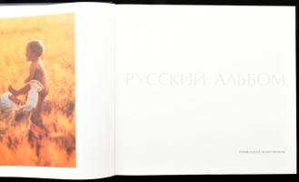 Russzkij Albom. Moszkva, 2002. Színes képekkel illusztrált folio. Kiadói kartonált papírkötésben, pa...