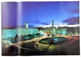 Russzkij Albom. Moszkva, 2002. Színes képekkel illusztrált folio. Kiadói kartonált papírkötésben, pa...