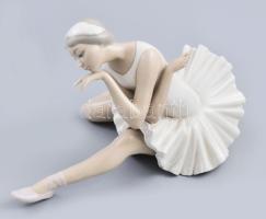 Lladro balerina. Egyik kezén az ujjak sérültek. Jelzett, m: 13,5 cm