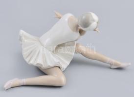 Lladro balerina. Egyik kezén az ujjak sérültek. Jelzett, m: 13,5 cm