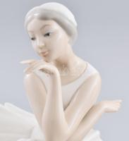 Lladro balerina. Egyik kezén az ujjak sérültek. Jelzett, m: 13,5 cm