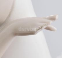 Lladro balerina. Egyik kezén az ujjak sérültek. Jelzett, m: 13,5 cm