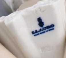 Lladro balerina. Egyik kezén az ujjak sérültek. Jelzett, m: 13,5 cm