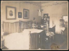 cca 1910 Kúria belső tere, 4 db kartonra ragasztott fotó a Dunky Fivérek műterméből, hidegpecséttel ...