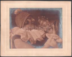 cca 1920-1930 Bohóc hölgy, 2 db nagyméretű, kartonra kasírozott fotó Prosek budapesti (Nagymező u. 3...