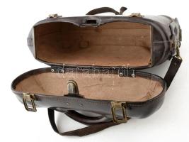 Masszív keményfalú bőr táska. Réz csatokkal 40x25 cm