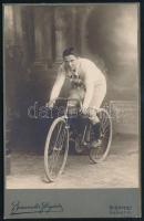 cca 1910 Versenybiciklista műtermi portréja, keményhátú fotó Bäumler műterméből, 16×10,5 cm