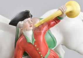 cca 1920 Nymphenburg katonai harsonás a lovával. Jelzéssel, kézzel festett, hibátlan, m: 17,5 cm