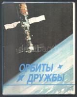 1986 Interkozmosz, orosz nyelvű mappa 18 db képtáblával (rajtuk aláírt FDC-k, űrhajósok képei, köztük Farkas Bertalan). Moszkva, 1986, Planeta. Kiadói papírmappában, 18x14 cm.