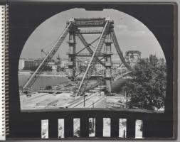 cca 1964 Az új Erzsébet híd 1960-1964, 25 db fotót tartalmazó spirálos fotóalbum az UVATERV fotóarch...