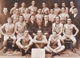 1938 A Makói Atlétikai Klub birkózóinak csoportképe, Bucskó Gyula fotója, Makó, keretben, 17×23 cm, ...