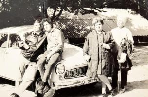 Autókat, járműveket ábrázoló vegyes fotók, össz. 32 db, vegyes méretben és állapotban