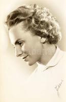 Hölgyeket, lányokat ábrázoló, vegyes régi és modern fotók, össz. 28 db, vegyes méretben és állapotba...