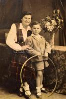 cca 1918-1948 Családi fotók gyerekekkel, össz. 20 db fotó és fotólap, vegyes állapotban, 5,5x4 cm és...