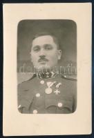 cca 1940 Katona kitüntetésekkel, fotó, 11×7,5 cm